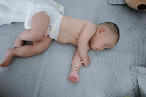 万宁3个月宝宝怎么抱